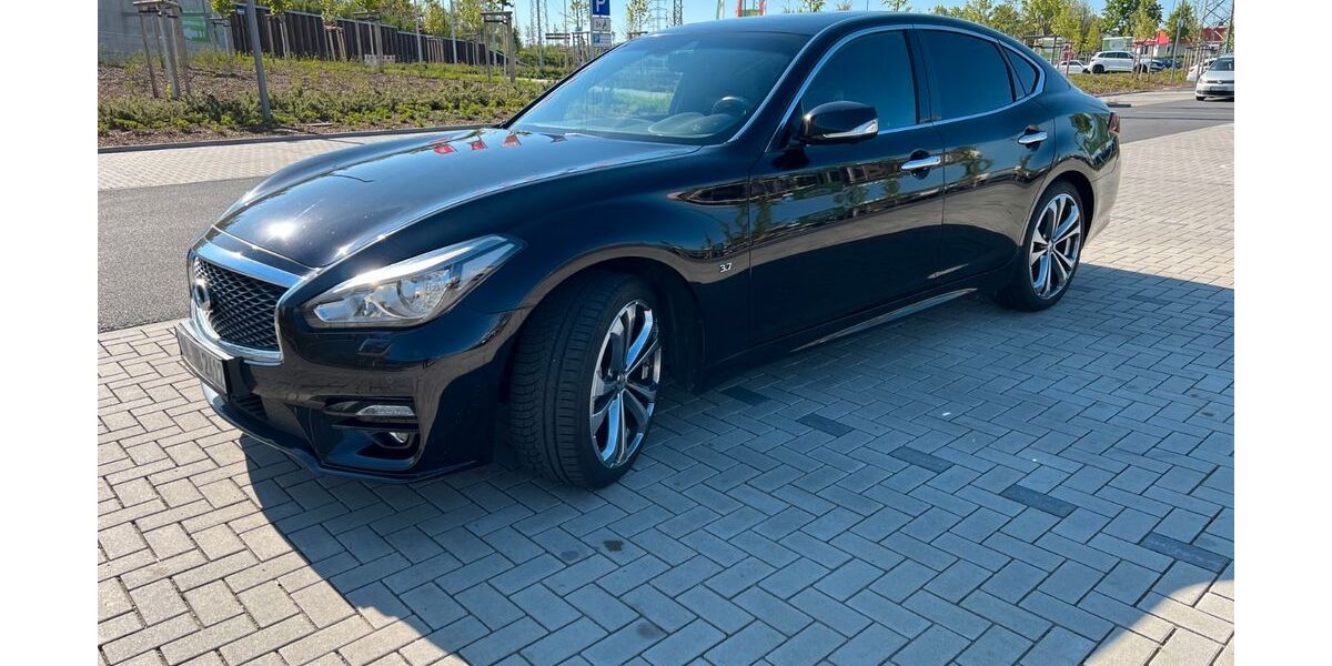 INFINITI Q70 94.000 km 17.200 &euro; Dresden 01219