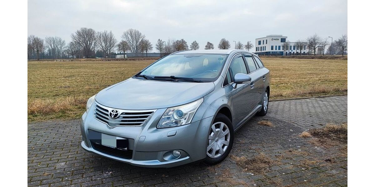Toyota Avensis 121.999 km 9.399 &euro; Dresden 01109